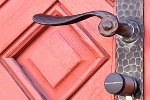  Die Eingangstür zum Rathaus erhielt den neuesten Digital Cylinder AX. Vorteil für die Stadt: Diese aktuelle Schließung ist mit denen des Systems 3060 kompatibel, das an anderer Stelle schon seit 2016 montiert ist 