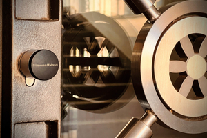  Perfekte Optik auch an den modernen Rathaus-Zugängen. Für die Montage der digitalen Schließzylinder waren keine Umbauten oder Verkabelungen notwendig. Die Batteriekapazität reicht für bis zu zwölf Jahre 