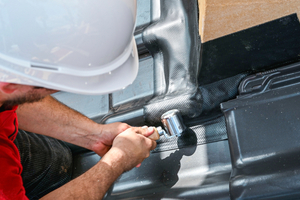  Verkleben und Andrücken von Ubiflex Finio an der Dachpfanne 