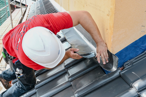  Anheften von Ubifex Finio an die Holzfaser­dämmung der Gaube 