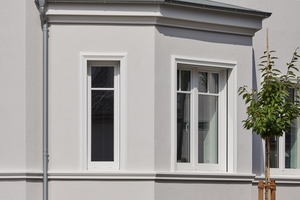  Da die Fassadengestaltung in die nasskalte Jahreszeit fiel, nutzten die Verarbeitenden das Additiv TempTec: Es erhöht die Standfestigkeit des Kratzputzes bei Frühfeuchte und kurzzeitiger Regenbelastung 