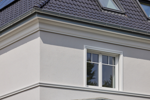  Zum historischen Charme tragen maßgeblich die verschiedenen Fassadenprofile bei. Die Rahmen-, Fensterbank- sowie die Gesimsprofile verklebte der Malerfachbetrieb Kowert vollflächig mit Verlegemörtel KB/P 