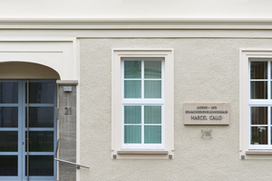  Das Fensterbankprofil, das das Erdgeschoss optisch vom ersten Stock trennt, brachte das Weiland-Team ebenso wie die Fenstereinfassungen mit Verlegemörtel KB/P an 