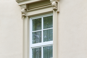  Der Blickfang der Gebäudehülle sind die aufwändigen Fenstereinfassungen 