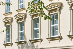  Auf den ersten Blick wirken die Fenstereinfassungen einheitlich, doch bei genauerem Hinsehen treten die Unterschiede zutage. Ebenso wie bei den ursprünglich handgefertigten Zinkblech-Elementen finden sich diese auch bei den EPS-Fassadenprofilen 