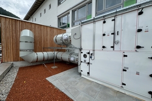  Hier erkennt man das einzige Lüftungsgerät, welches für die Mensa und Aula zuständig ist und bei hoher Auslastung für den notwendigen Luftwechsel sorgt 