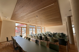  Die hellen Aufenthaltsräume mit warmen Farben, Holzelementen und einer angenehmen Raumtemperatur dank PYD-Thermosystem, sorgen für ein optimales Wohlfühl- und Lernklima 