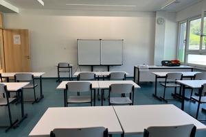  Alle Klassenräume sind mit WLAN, LAN und hellen digitalen Whiteboards ausgestattet. Tablets ermöglichen die Steuerung von Licht, Heizung und Kühlung über eine App 