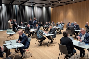  Dialogforum: Vertreter:innen aus Industrie und Wohnungswirtschaft bei Tischgesprächen im Fünf-Minuten-Takt   