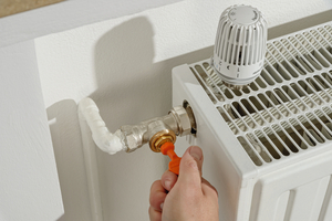  Thermostatventile wie Eclipse können zum Einsatz kommen, um den Durchfluss pro Heizkörper auf den voreingestellten Wert, unabhängig von Druckschwankungen, zu begrenzen 