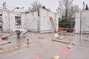  Während des Aushärtens werden die Kalksandsteinwände mit Schrägstützen gesichert 