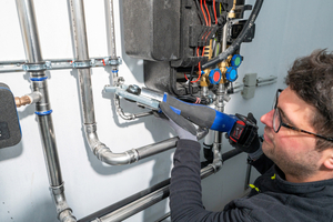  Die Steigleitungen für das Trinkwasser wurden mit Geberit Mapress Edelstahl 1.4401 und für die Heizung mit Mapress Therm installiert. Kompatible Presswerkzeuge sorgen für dauerhafte und sichere Verbindungen 