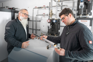  Geberit-Verkaufsberater Frank Graszt begleitete das Projektteam mit persönlicher Betreuung und technischem Know-how vor Ort 