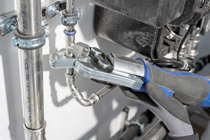  Im engen Kellerbereich der Gebäude kamen die neuen schwenkbaren Pressringe von Geberit zum Einsatz, die eine sichere Installation auch bei begrenztem Platzangebot ermöglichten 