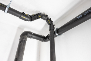  Um die Schallschutzanforderungen zu erfüllen und gleichzeitig eine wirtschaftliche Lösung zu erzielen, wurden in den Mehrfamilienhäusern die Gebäudeentwässerungssysteme „Silent-Pro” und „Silent-PP” miteinander kombiniert 