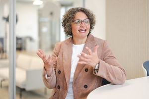  Sabrina Dick Chief People &amp; Culture Officer Aareon Group: „Es ist faszinierend, zu erleben, wie KI einen bei der täglichen Arbeit unterstützen kann.“ 