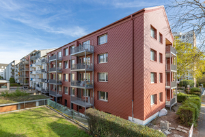  Das 1961 erbaute Mehrfamilienhaus der Wohnungsgenossenschaft am Vorgebirgspark im Kölner Stadtteil Zollstock mit seinen 992 m2 Fläche wurde2021 als Energiesprong-Pilotprojekt ausgewählt und ist eines der ersten Gebäude, das hierzulande nach dem neuartigen Prinzip saniert wird 