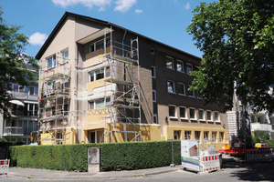  Das Kölner Mehrfamilienhaus zählte aufgrund schlechter Dämmung sowie ineffizienter Wärmeerzeugung und -verteilung zu den ca. 500 000 Gebäuden in Deutschland,die sich laut dena für eine Energiesprong-Sanierung eignen 