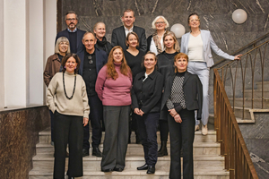  (v.l.n.r.) vorne: Karin Schmidbauer (Vorstand Deutscher Künstlerbund), ­Christine Bergmann (Künstlerin), Dagmar Schmidt (Vorsitzende Bundesverband Bildender Künstlerinnen und Künstler), Dr. Angelika Richter (Präsidentin der Weißensee Kunsthochschule Berlin); hinten: Dr. Barbara Steiner (Direktorin Stiftung Bauhaus Dessau), Ludger Kraemer (BMWSB, UAL BII), Prof. Volker Staab (Staab Architekten), Petra Alten (BMWSB BII4), Dirk Scheinemann (BMWSB ALB), Elke Buhr (Chefredakteurin Monopol Magazin), Dr. Ute Chibidziura (BBR A2, Geschäftsstelle Kunst am Bau), Gesa Petersen (RL BBR A2) und  Dr. Beate Klompmaker (BBR A2). Auf dem Bild fehlt Sunkoo Kang (Künstler), der zur konstituierenden Sitzung online zugeschaltet war 