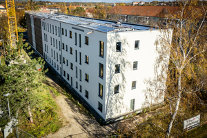  Eine Photovoltaikanlage auf dem Dach versorgt die Mieterinnen und Mieter mit Solarstrom. Die Wärmeversorgung erfolgt mit Geothermie. Damit ist das Gebäude nahezu energieautark. Die Wohnungen sollen zu einem Pauschalmietpreis vermietet werden  