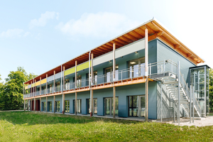  Ein außenliegender Aufzugsturm sowie Treppenanlagen zurLaubengangerschließung kamen für die Aufstockung hinzu 