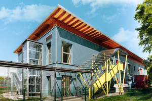  Die Nachrüstung mit dem ersten Obergeschoss verlief zügig und präzise, während der Schulbetrieb weiterlaufen konnte 