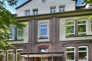  Straßenfassade des historischen Schulgebäudes vor der Sanierung 