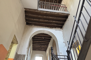  Bestandssituation im Treppenhaus mit freigelegterDecke und historischen Bauteilen 