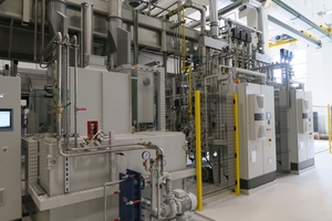  Die Roh-Werkstücke zur Zangenfertigung durchlaufen bei Knipex eine Vergütelinie. Hier werden sie in verschiedenen Öfen gehärtet. Den Abgase wird mithilfe von zwei Registerstufen die Wärme entzogen 