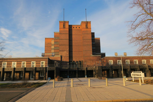  Errichtet wurde der Veranstaltungs- und Mehrzweckbau nach Plänen des Architekten und Magdeburger Stadtbaurates Johannes Göderitz 