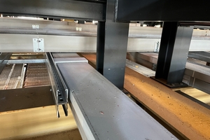  Herausfordernd waren die Kreuzungspunkte der in Längsrichtung verlaufenden Haupttrassen und die unterseitig quer dazu angeordneten Kabelkanäle 