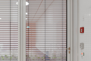  Um Rettungswege oder Entrauchungsöffnungen zu sichern, wurde der außenliegende Sonnenschutz mit dem akkugestützten Notraff-Set von Warema ergänzt. Das System stellt sicher, dass sich die Raffstoren im Ernstfall – beispielsweise bei einem Stromausfall oder Brand – innerhalb kürzester Zeit automatisch in die obere Endlage bewegen. 