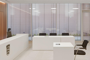  Basis-Raffstoren vom Typ E 60 A2 S sorgen – vollautomatisch gesteuert – für blendfreies Tageslicht und wirksamen sommerlichen Wärmeschutz.  