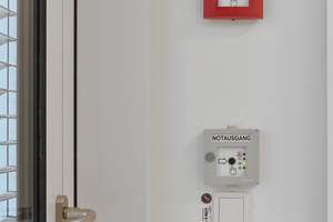  Die Technik des Notraff-Sets ist TÜV-zertifiziert und wurde speziell für die Anforderungen in öffentlichen Gebäuden entwickelt. Rettungswege bleiben zuverlässig gesichert. Die Betätigung des Notraff-Sets kann über eine übergeordnete Steuerung wie beispielsweise einen Rauchmelder oder ein zentrales Bedienpult erfolgen sowie direkt über einen Nottaster am Ausgang – hier im Bild zu sehen neben der Notausgang-Kennzeichnung. 