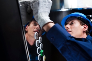  Ein sicherer und effizienter Aufzugsbetrieb setzt auf fachgerechte Wartung, technische Modernisierung und die sichere Einbindung von Betriebsdaten. 