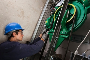  Der maschinenraumlose Aufzug steht seit 30 Jahren für eine kompakte Bauweise, die Flächeneffizienz, Energieeffizienz und moderne Aufzugsplanung zusammenführt. 