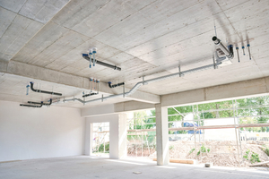  Die gefällefreien Verzüge der Fallleitungen machen es einfacher, erforderliche Deckenhöhen einzuhalten, zum Beispiel in Durchfahrten oder Tiefgaragen 