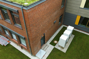  Wie allgemein empfohlen, stehen die Außeneinheiten windgeschützt in einem Gebäudewinkel 