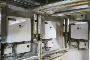  Die drei Inneneinheiten der Wärmepumpenmachen sich schlank an der Wand 