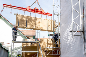  Insgesamt drei Wände wurden präzise aufeinandergesetzt und verdübelt – dank Vorfertigung schnell, planbar und nahezu geräuschlos 