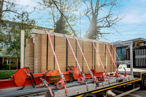  … und anschließend fest verzurrt zur Baustelle transportiert. Der fachgerechteUmgang mit tonnenschweren Fertigteilen spielte dabei eine zentrale Rolle 