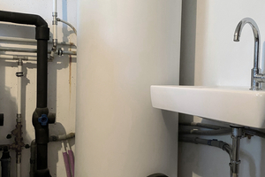  Einen Warmwasserspeicher hat (fast) jede Wohnung: Diesen als Wärmebatterie zu nutzen, hat für den Mieter wie Vermieter Vorteile 