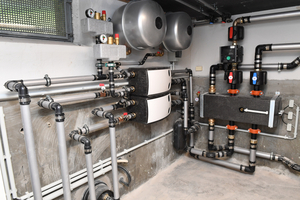  Die neue Heizzentrale versorgt jeweils einen Wohnblock aus drei Häusern mit je acht Wohnungen 