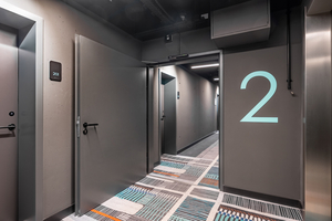  Die Türen fügen sich dank ihrer Oberflächen, Farben und Designs in das Gesamtkonzept ein und tragen so zur Balance zwischen Denkmalschutz und moderner Nutzung bei 