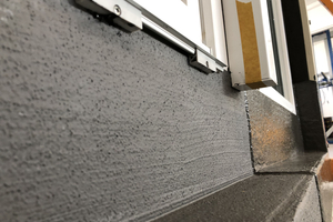  mitte: Die Integration schwellenloser und bodentiefer Übergänge stellt eine komplexe bauliche Aufgabe an der Schnittstelle zwischen Wand, Fenster und Boden dar. An der Schwelle zwischen Türprofilen und Baukörper kommen unterschiedliche Materialien und Gewerke zusammen 