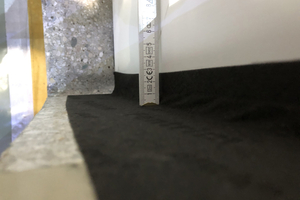  oben: Triflex hat gemeinsam mit dem Prüfinstitut ift Rosenheim ein Prüfverfahren entwickelt, das die Abdichtungssicherheit von barrierefreien Übergängen verlässlich nachweist. Das Ergebnis: Die PMMA-basierte Flüssigabdichtung bildete selbst unter extremen Bedingungen eine wirksame Barriere gegen Feuchtigkeit 