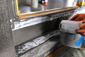  unten: Barrierefreie Übergänge müssen mechanischen Belastungen standhalten und zuverlässig gegen Feuchtigkeitseintrag abgedichtet werden. Hier spielt Triflex ProDetail seine Vorteile aus. Das PMMA-basierte Abdichtungssystem bildet eine hochflexible, vliesarmierte Schutzschicht, die selbst komplexe Geometrien sicher abdichtet 