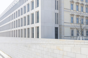  Der Pfeil im nicht rekonstruierten Teil des Stadtschlosses 