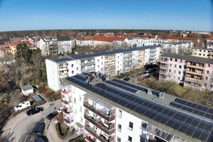  Das Projekt in der Karl-Frank-Straße zeigt die praktische Umsetzung: Mit einer installierten Leistung von über 300 kWp auf mehreren Gebäuden werden die Bewohner direkt mit lokal erzeugtem, günstigem Grünstrom versorgt  