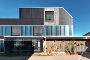  Die Fassade des Recyclinghauses in Hannover ist fast ausschließlich mit wiederverwendeten Bauelementen bekleidet. Die Lamellen bestehen aus ausrangierten Saunabänken 